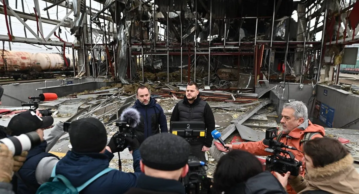 Жахливі кадри з Фастова: російські окупанти повністю знищили міський вокзал (фото) - today.ua