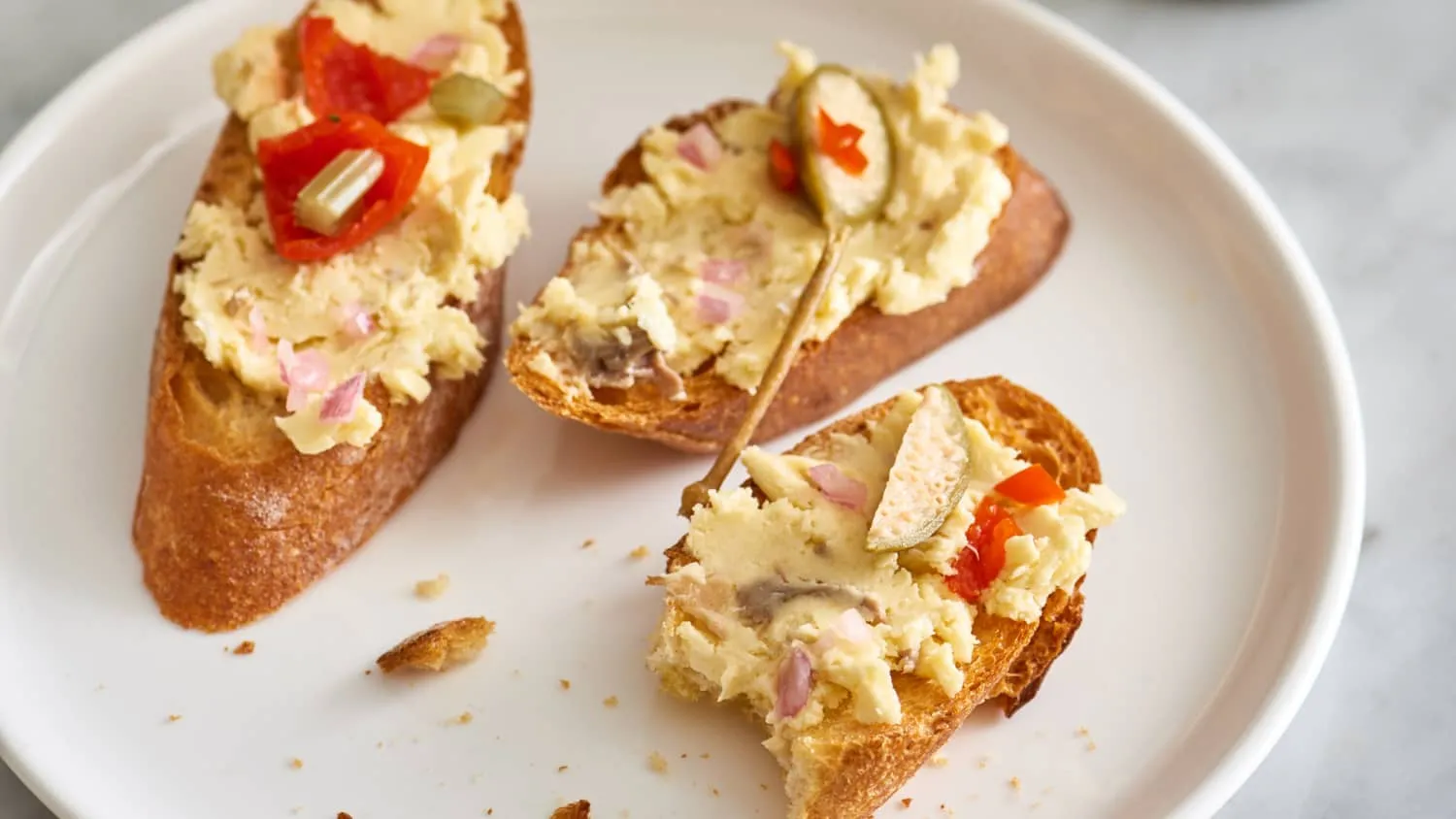 Новорічні бутерброди, які здивують гостей: 3 рецепти святкових закусок за 10 хвилин Новорічні бутерброди, які здивують гостей: 3 рецепти святкових закусок за 10 хвилин - today.ua