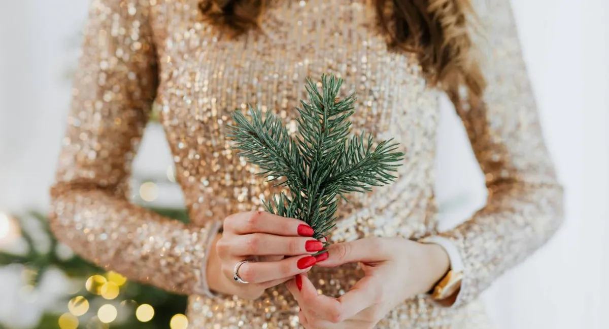 Маникюр на Новый год: эффектные дизайны, которые сделают ногти настоящим произведением искусства - today.ua