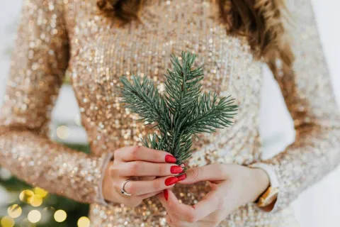 Маникюр на Новый год: эффектные дизайны, которые сделают ногти настоящим произведением искусства