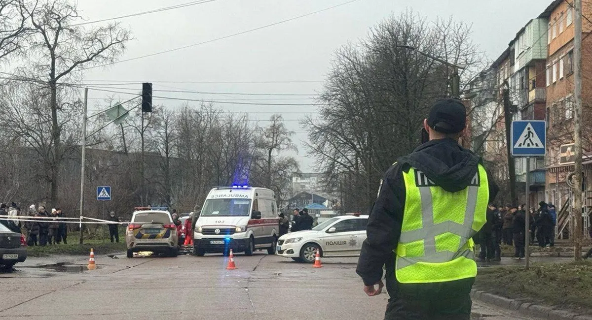 Ужасная трагедия в Прилуках: полицейский Mitsubishi насмерть сбил ребенка, его мать в реанимации (видео) - today.ua