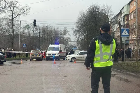 Ужасная трагедия в Прилуках: полицейский Mitsubishi насмерть сбил ребенка, его мать в реанимации (видео)
