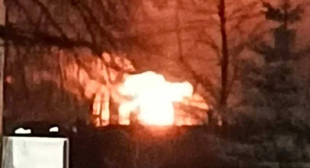 Дрони вдарили по хімзаводу у Великому Новгороді: здійнялася масштабна пожежа (відео) - today.ua