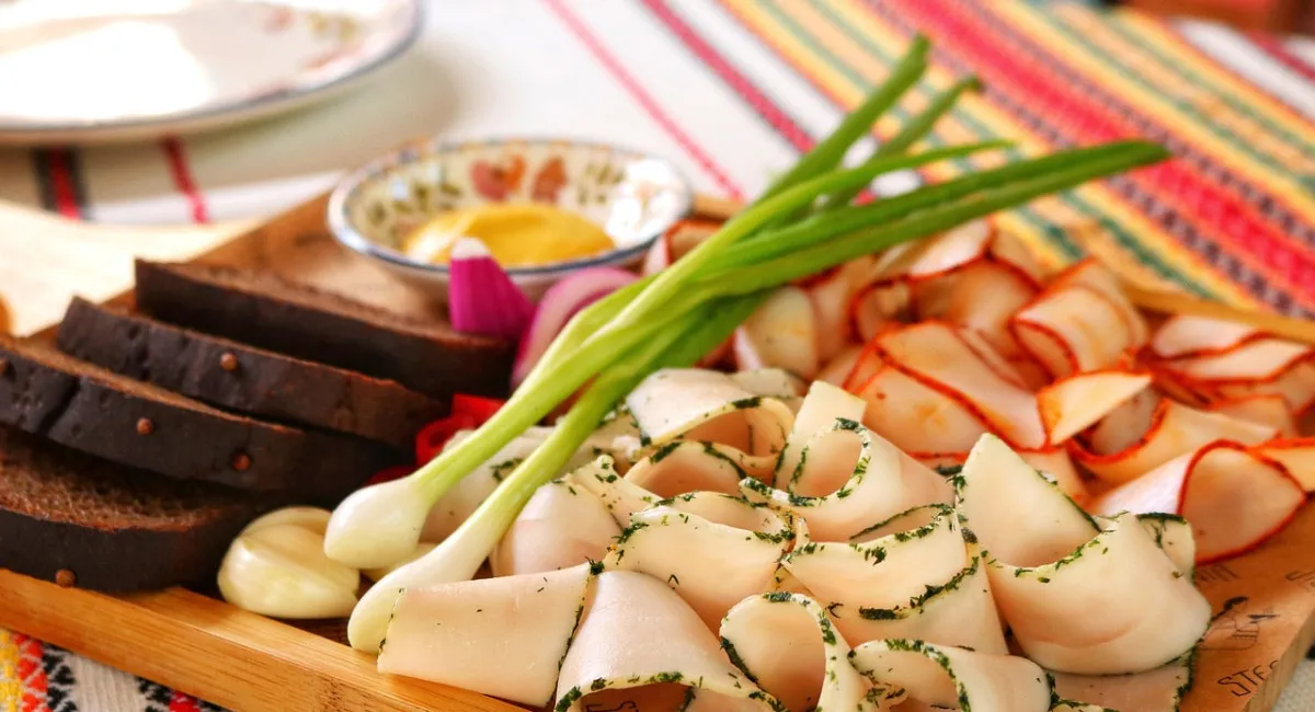 Сало в пряной корочке: рецепт яркой и пикантной закуски на Рождество и Новый год - today.ua