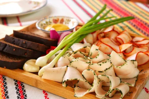 Сало в пряной корочке: рецепт яркой и пикантной закуски на Рождество и Новый год