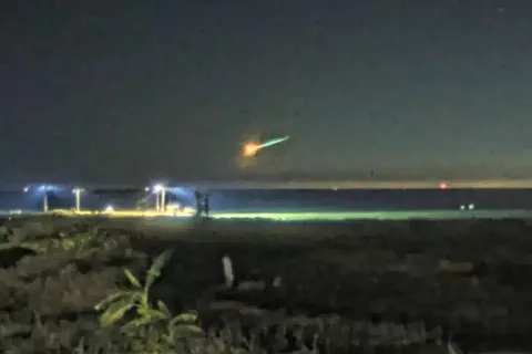 Загадкова вогняна куля, що з’явилась увечері в небі на Техасом, наполохала американців (Відео)