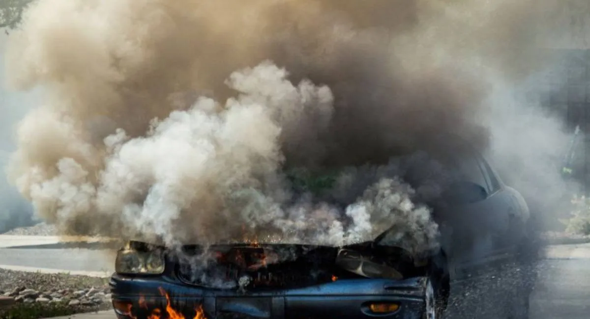 Автомобиль может загореться за считанные секунды: механик назвал главные причины пожаров - today.ua