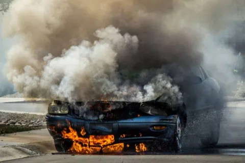 Автомобиль может загореться за считанные секунды: механик назвал главные причины пожаров