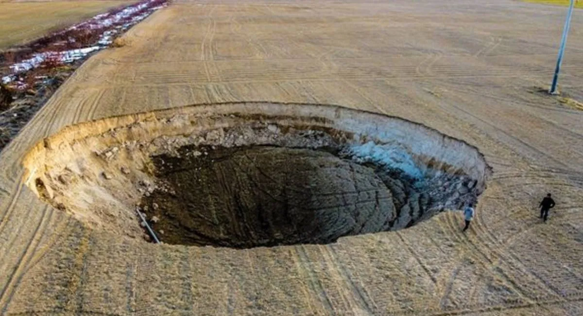 Знак свыше или климатическая катастрофа: в Турции земля поглощает поля и дороги - today.ua