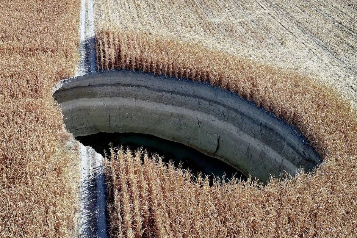 Знак свыше или климатическая катастрофа: в Турции земля поглощает поля и дороги - today.ua