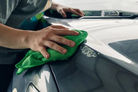 Крапля, що коштує фарбування: які рідини можуть "з’їсти" лакофарбове покриття автомобіля за лічені хвилини