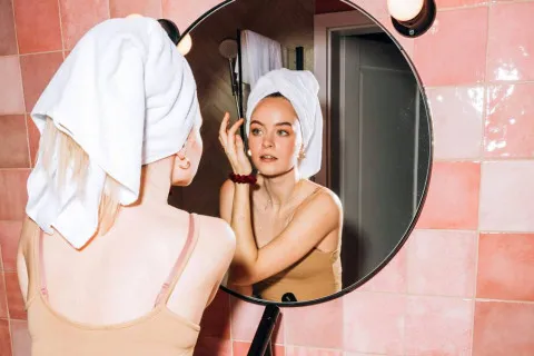 Як зробити обличчя свіжим за п'ять хвилин: блогерка показала просту техніку для омолодження та від набряків