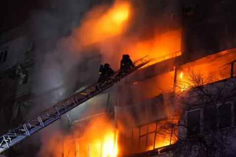 Атака РФ на Запорожье: Шахед ударил по многоэтажке, есть пострадавшие (фото, видео)