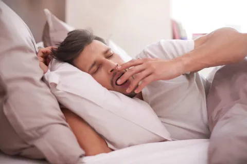 Як заснути лише за 2 хвилини: експерт поділився перевіреною військовою технікою