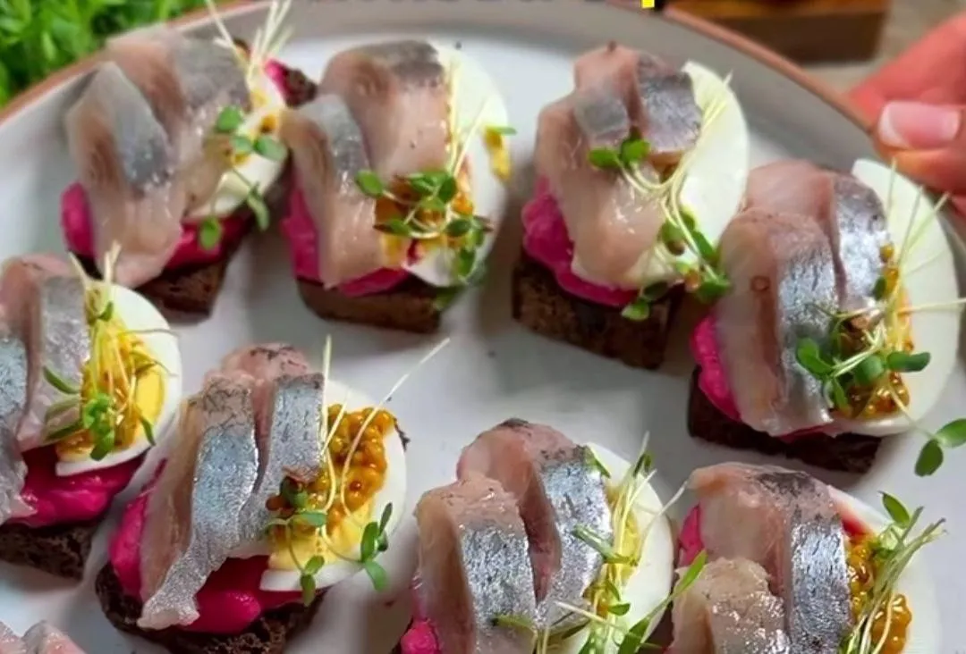 Святкова закуска з оселедцем: рецепт красивих і апетитних бутербродів для Різдва - today.ua