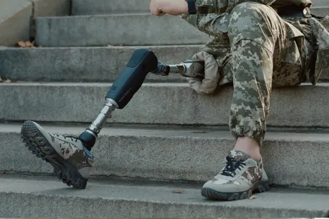 Новий банківський скандал: "Ощадбанк" не дає військовому без ноги доступу до власних коштів