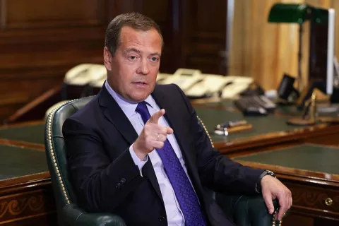 Нерви здали? Медведєв заговорив тюремним жаргоном про активи РФ