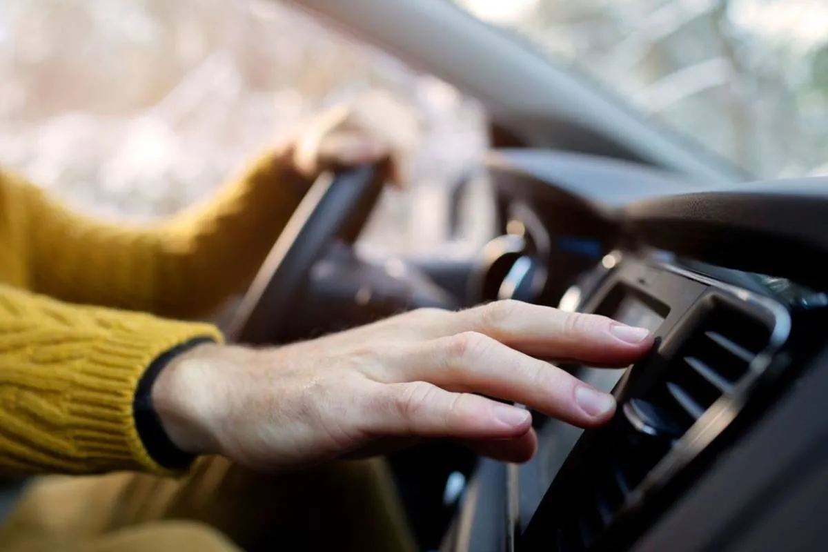 Водії роблять це неправильно: як швидко зігріти салон без перевитрати пального Водії роблять це неправильно: як швидко зігріти салон без перевитрати пального - today.ua