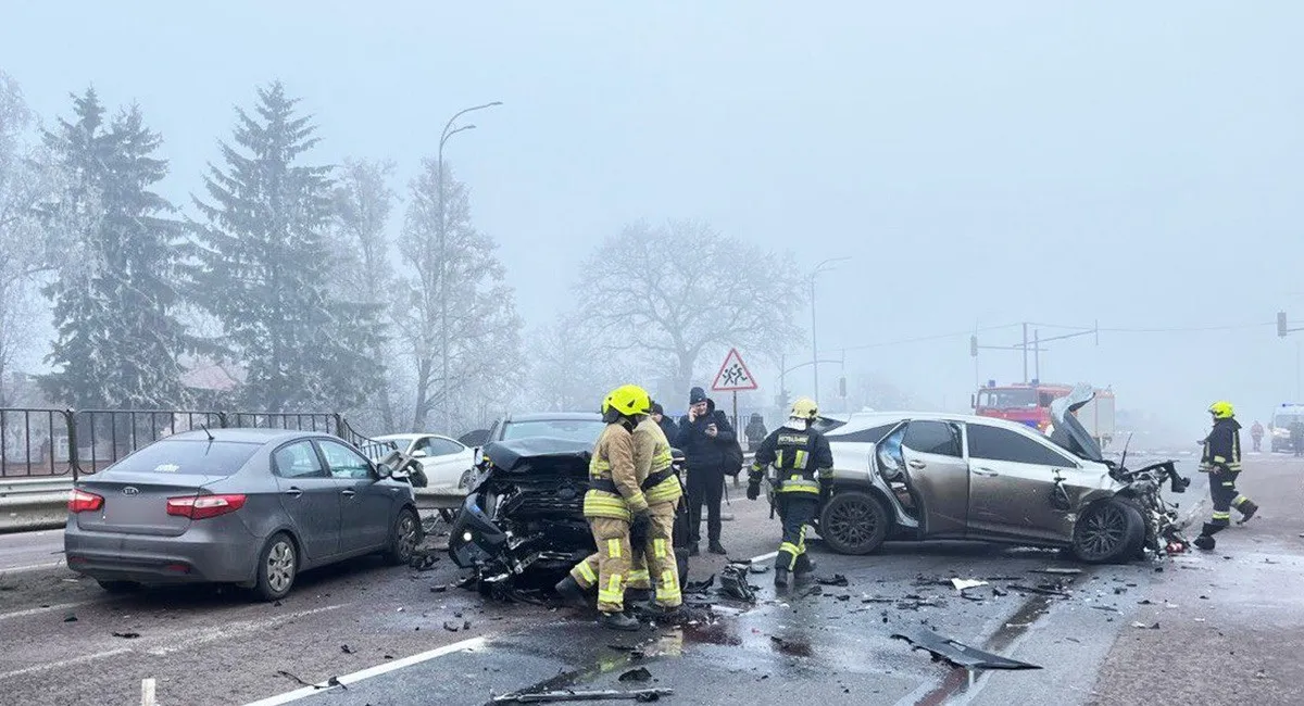Масштабна аварія паралізувала трасу Київ-Чоп: спалахнуло одразу 8 авто, є постраждалі - today.ua