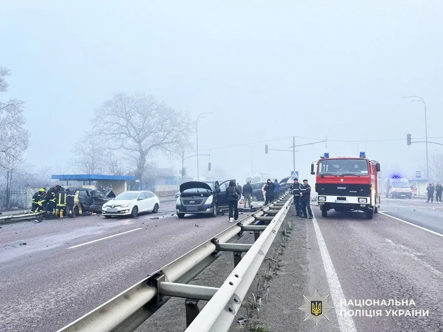 Масштабна аварія паралізувала трасу Київ-Чоп: спалахнуло одразу 8 авто, є постраждалі - today.ua