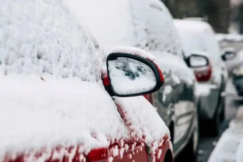 Европейские автоэксперты посоветовали, как защитить замки и зеркала от мороза