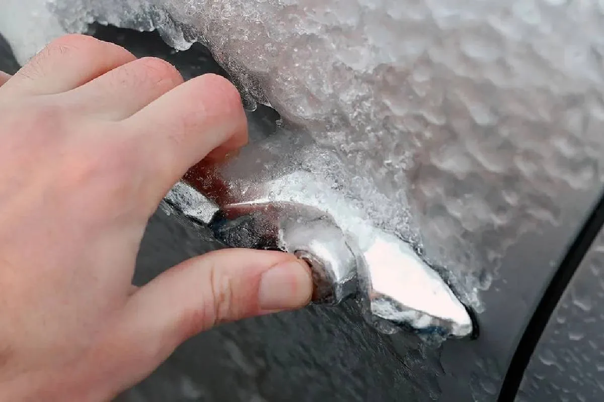 Европейские автоэксперты посоветовали, как защитить замки и зеркала от мороза Европейские автоэксперты посоветовали, как защитить замки и зеркала от мороза - today.ua