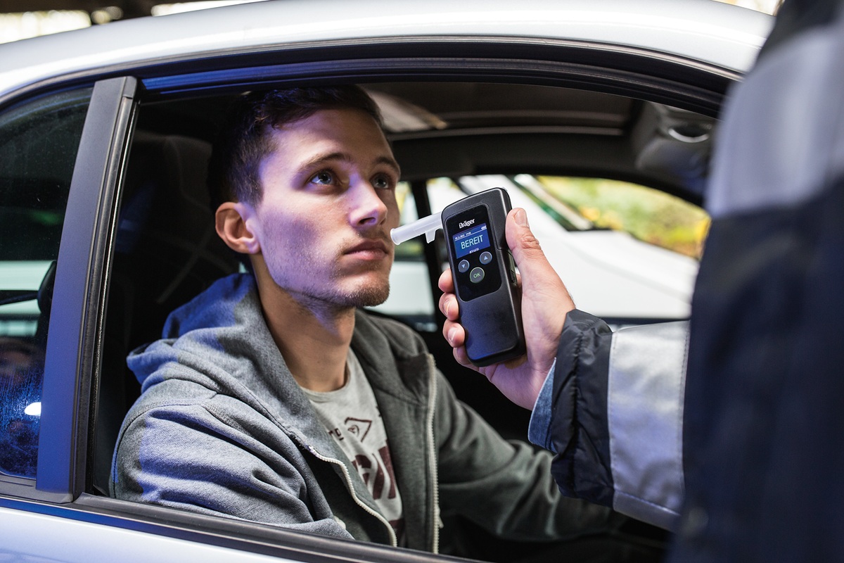 Через сколько времени после застолья можно садиться за руль: названо конкретное количество часов