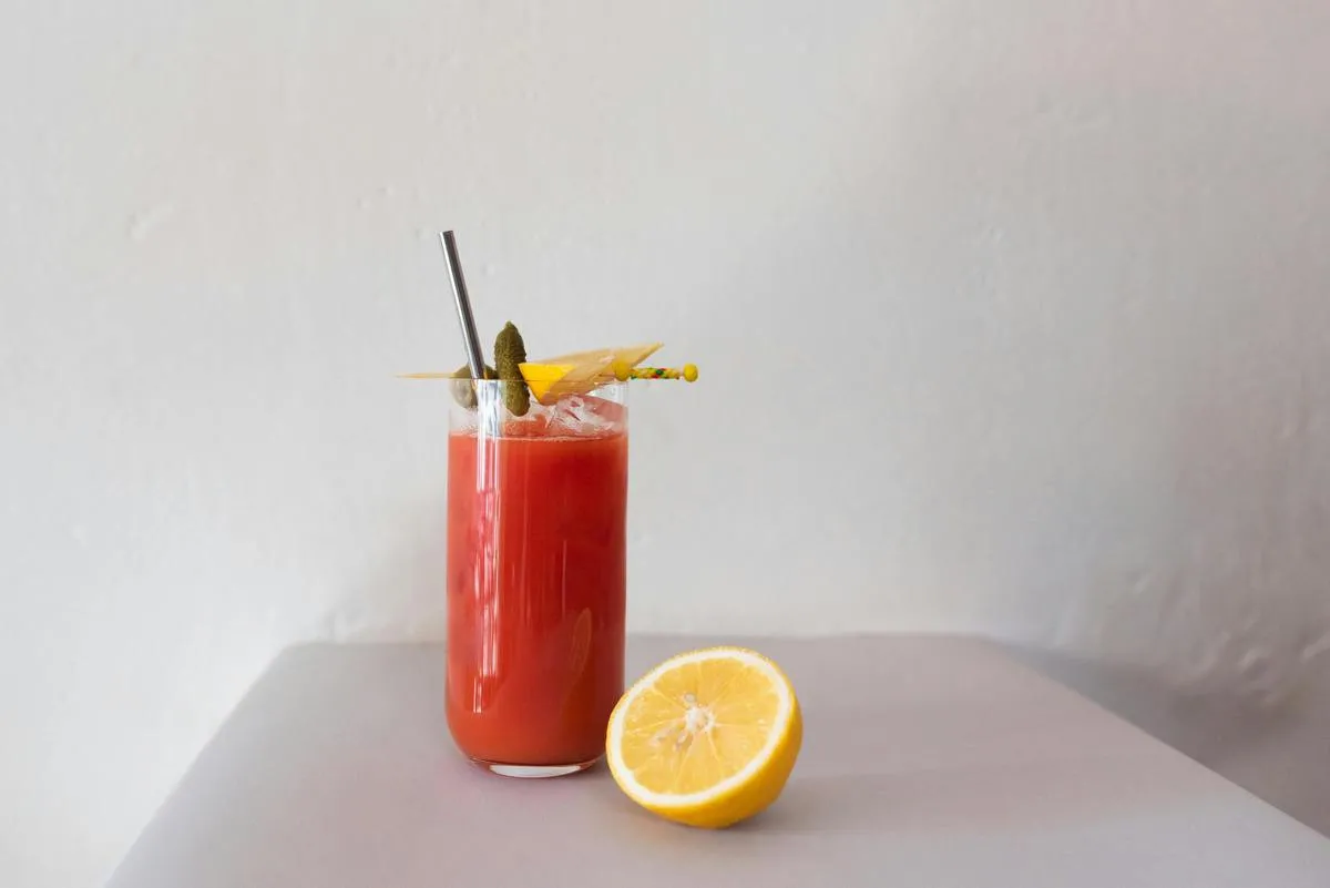 Не рассолом единым: ТОП-3 напитка от похмелья, которые быстро вернут к жизни после вечеринки - today.ua