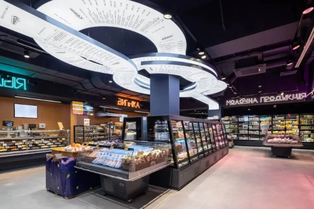 Лабіринти, інсталяції та серце з оргтехніки: чим дивують покупців оновлені Сільпо Лабіринти, інсталяції та серце з оргтехніки: чим дивують покупців оновлені Сільпо - today.ua