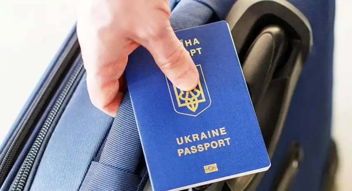 Без этого заграничный паспорт не выдадут: что обязательно должно быть в смартфоне украинцев за границей - today.ua