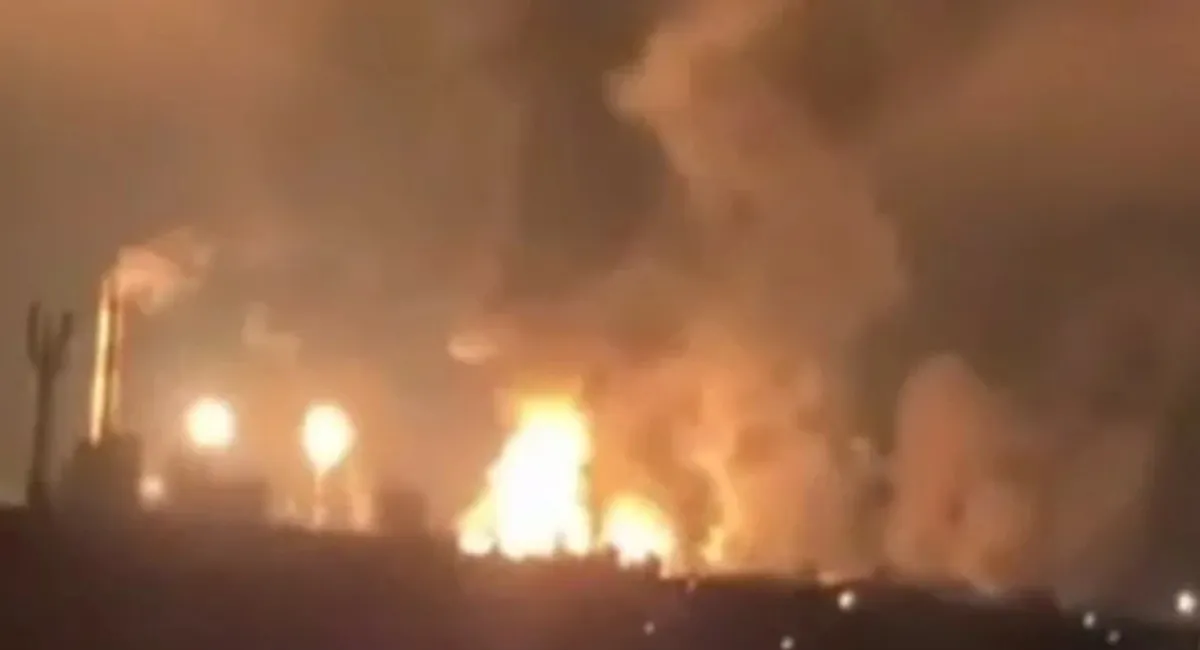 Дроны ударили по нефтехимическому заводу в Ставропольском крае: вспыхнул масштабный пожар (видео) - today.ua