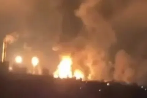 Дроны ударили по нефтехимическому заводу в Ставропольском крае: вспыхнул масштабный пожар (видео)