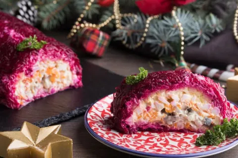 Салат "Шуба" в новом исполнении: как оригинально подать на праздничный стол любимую закуску