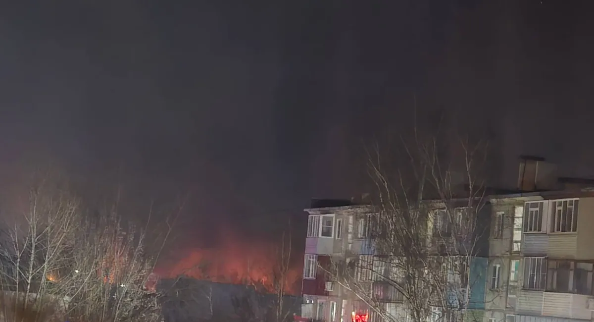 Пролунало щонайменше 10 вибухів: дрони підпалили завод каучуку в Тульській області (фото, відео) - today.ua