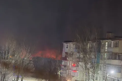 Пролунало щонайменше 10 вибухів: дрони підпалили завод каучуку в Тульській області (фото, відео)