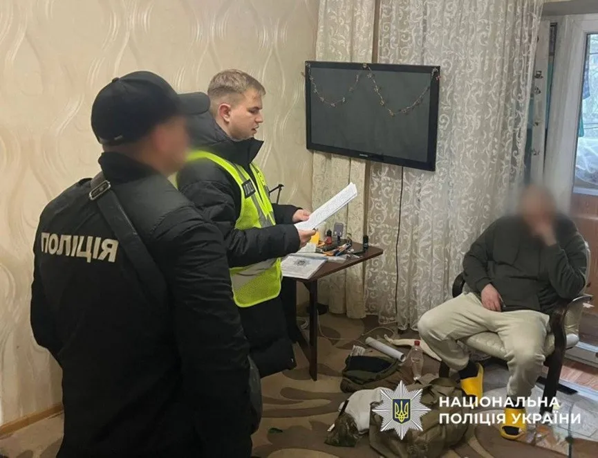 Допомога ЗСУ як прикриття: у Києві шахрай привласнив 30 тисяч доларів, обіцяючи дрони для фронту (фото) Допомога ЗСУ як прикриття: у Києві шахрай привласнив 30 тисяч доларів, обіцяючи дрони для фронту (фото) - today.ua
