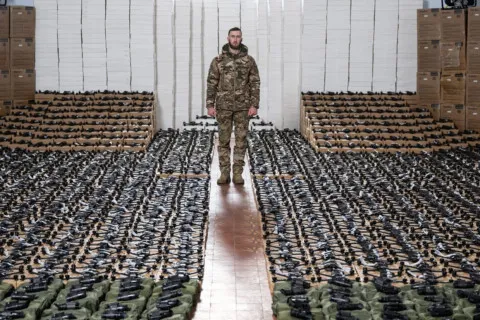 Допомога ЗСУ як прикриття: у Києві шахрай привласнив 30 тисяч доларів, обіцяючи дрони для фронту (фото)