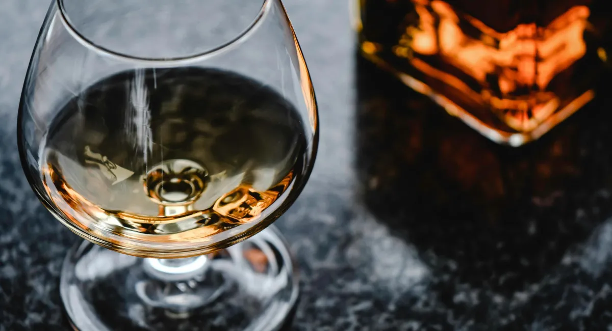 Чим не варто закушувати коньяк: названо продукти, які лише зіпсують смак напою - today.ua