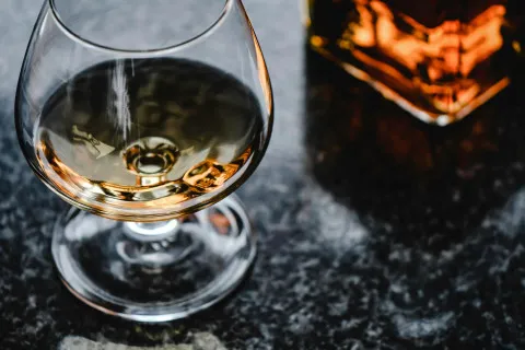 Чим не варто закушувати коньяк: названо продукти, які лише зіпсують смак напою