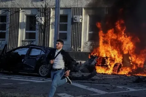 Киев приходит в себя после пережитого ужаса: пожары в семи районах, раненые дети и холод в домах (фото)