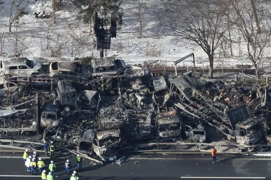 Адская авария в Японии: более 50 автомобилей столкнулись из-за гололеда, есть погибшие и десятки раненых Адская авария в Японии: более 50 автомобилей столкнулись из-за гололеда, есть погибшие и десятки раненых - today.ua