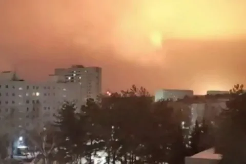 Дроны атаковали российскую Сызрань: поражен местный НПЗ, есть перебои со светом и теплом (видео)