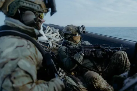 На грани жизни: медики Главного управления разведки прооперировали военного в открытом море