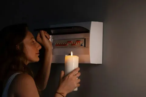 "Необходимо несколько недель или месяцев": два украинских города остаются третий день без электричества