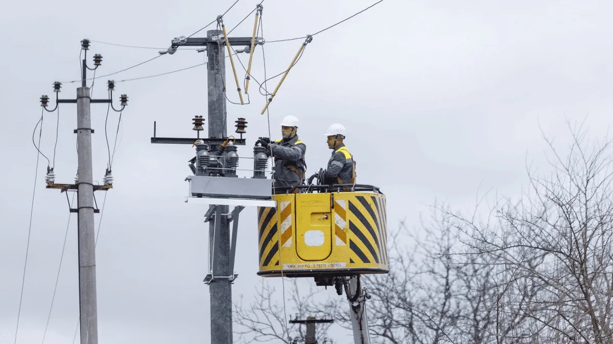 Необходимо несколько недель или месяцев: два украинских города остаются третий день без электричества - today.ua