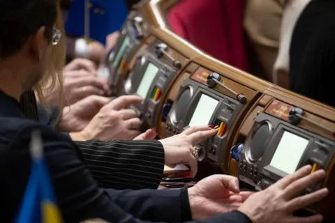 Продавали голоса за деньги: НАБУ разоблачила влиятельных депутатов от "Слуги народа"