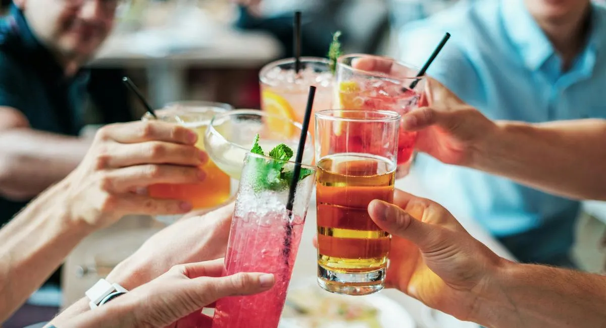 Гости будут в восторге: что налить в стаканы на Новый год вместо колы и газировки - today.ua