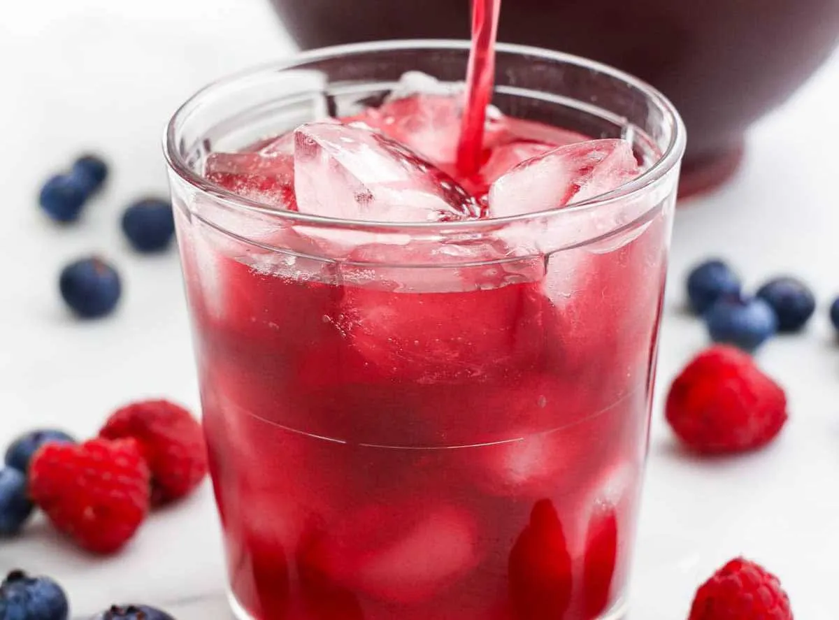 Гости будут в восторге: что налить в стаканы на Новый год вместо колы и газировки - today.ua