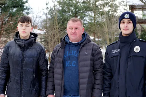 Невероятная история спасения: двое подростков вытащили четырёх детей из ледяной ловушки (видео)