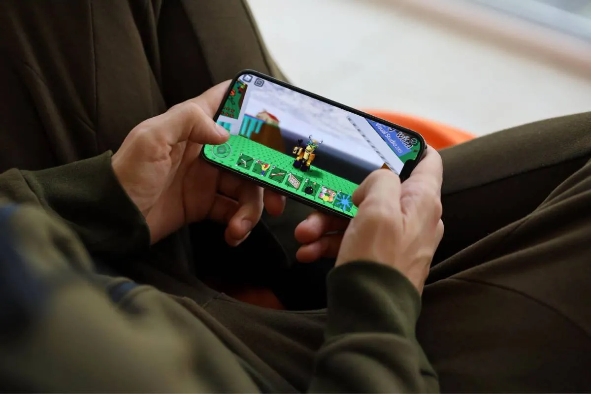 Мошенники взялись за детей: как злоумышленники превращают iPhone детей в кирпич - today.ua